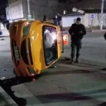 UN TAXI VOLCÓ EN NEUQUÉN POR UNA TAPA CLOACAL LEVANTADA