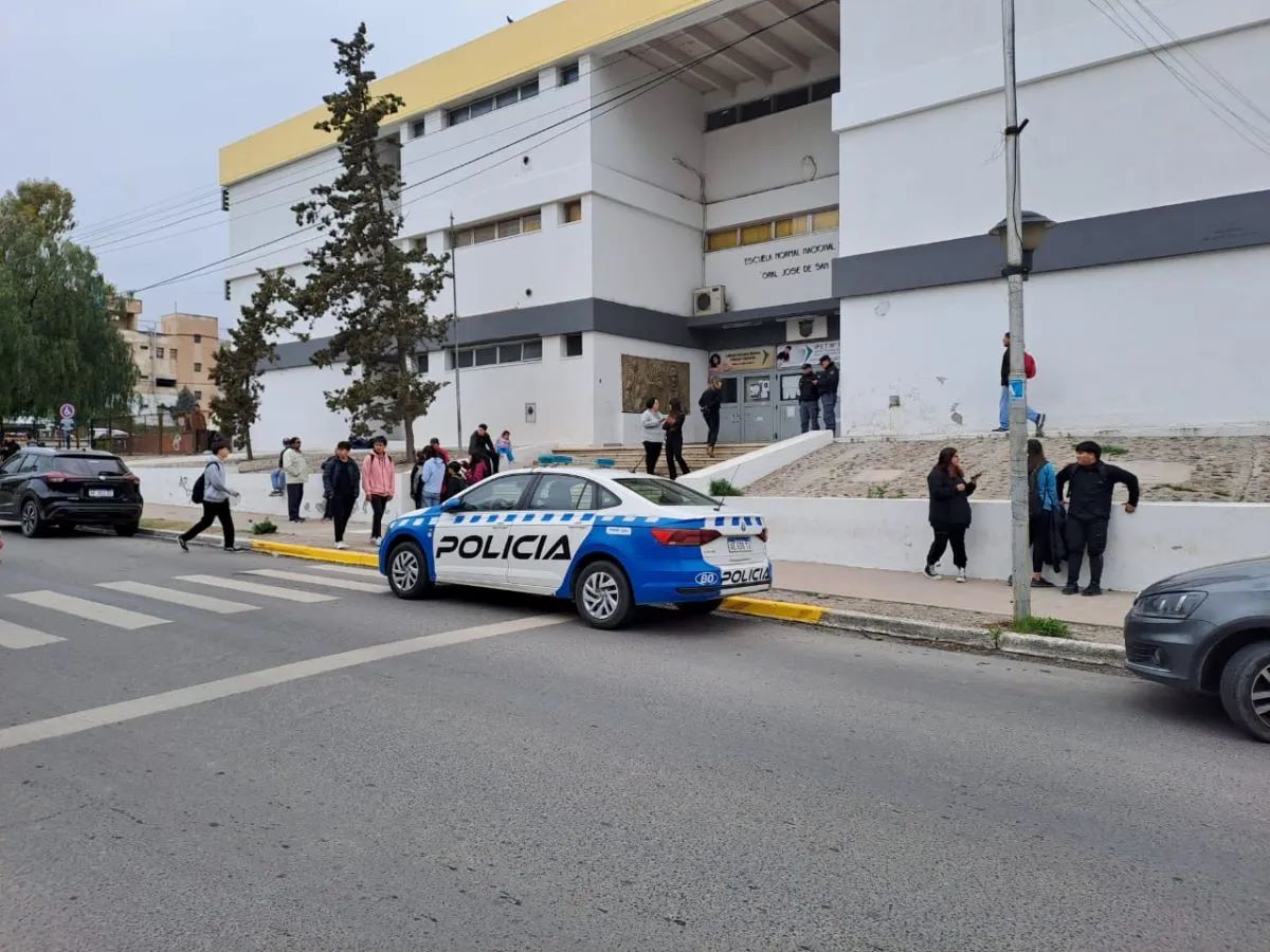 VIOLENCIA EN LAS ESCUELAS: LAS FAMILIAS EXIGEN EL REGRESO A CLASES EN EL COLEGIO SAN MARTÍN