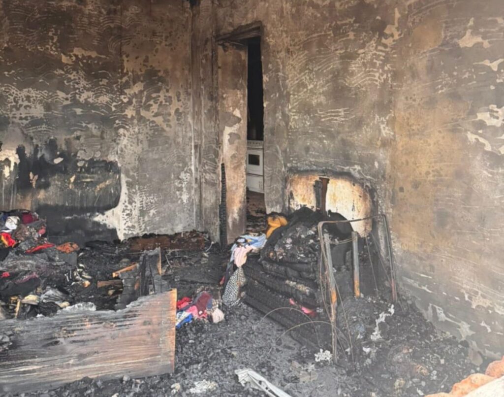 INCENDIO INTENCIONAL DESTRUYÓ UNA VIVIENDA EN LA ZONA DE CHACRAS DE CATRIEL