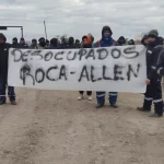 TRABAJADORES DESOCUPADOS RECLAMAN EN ROCA POR FALTA DE MANO DE OBRA LOCAL EN PLANTA DE AESA