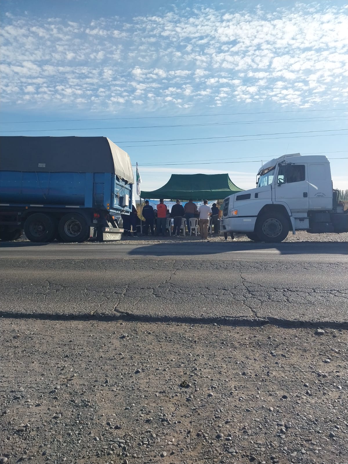 CAMIONEROS INTENSIFICAN CONTROLES EN RÍO NEGRO PARA REGULAR TRANSPORTE DE ARENA HACIA AÑELO
