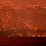 INCENDIO EN PUERTO PATRIADA: CASAS DESTRUIDAS Y CIENTOS DE EVACUADOS POR EL AVANCE DEL FUEGO