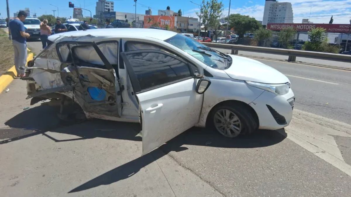 CAOS EN AVENIDA MOSCONI: MANIOBRA IMPRUDENTE, CHOQUE Y FUGA MOMENTÁNEA