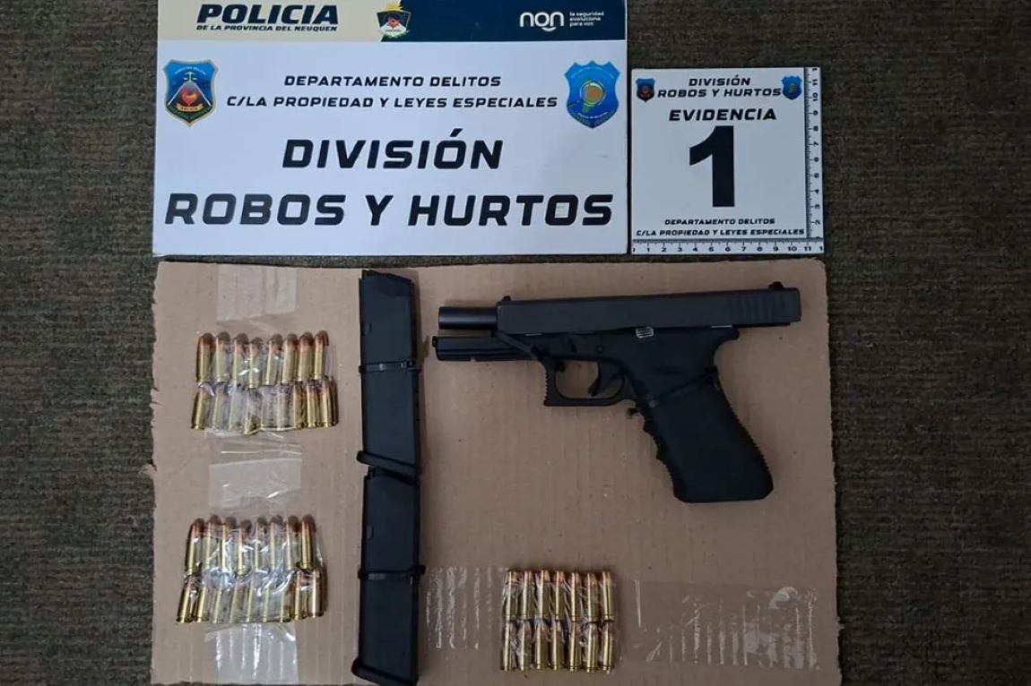 EXPULSAN A CINCO EXTRANJEROS Y SECUESTRAN UN ARSENAL