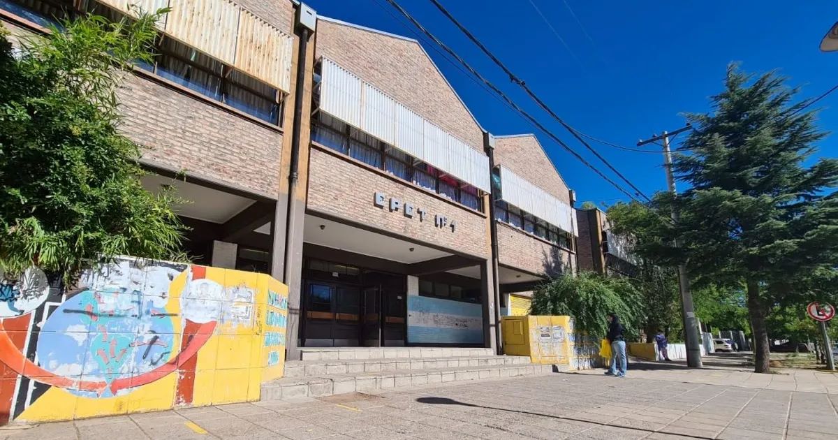 TRAS LAS AMENAZAS DE MUERTE EN LA EPET 1, LAS FAMILIAS APUNTARON CONTRA LOS DIRECTIVOS POR “LAVARSE LAS MANOS”