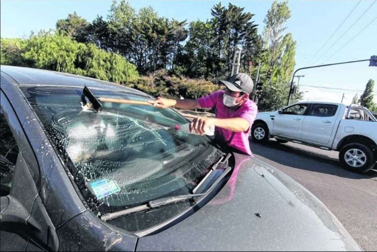 EL DELIBERANTE DE NEUQUÉN PROHIBÉ LOS LIMPIAVIDRIOS