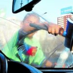 NEUQUÉN PROHIBE A LOS LIMPIAVIDRIOS Y MULTARÁ A CONDUCTORES QUE LES PAGUEN