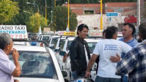 TAXISTAS DE CENTENARIO PIDEN BAJAR LA TARIFA