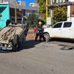 IMPACTANTE VUELCO EN EL CASCO VIEJO DE CENTENARIO TRAS CHOCAR UNA CAMIONETA ESTACIONADA