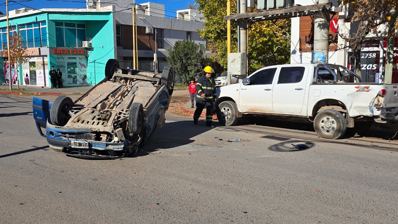 IMPACTANTE VUELCO EN EL CASCO VIEJO DE CENTENARIO TRAS CHOCAR UNA CAMIONETA ESTACIONADA