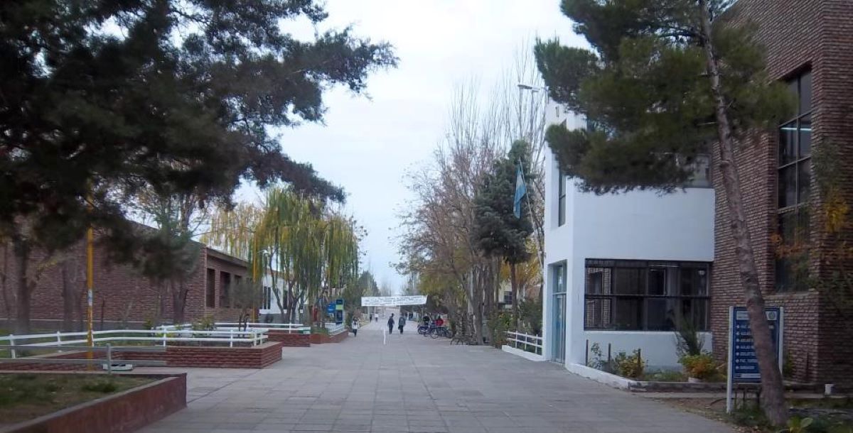 ACTIVARON EL PROTOCOLO DE SEGURIDAD Y DESALOJARON UN SECTOR DE LA UNCO