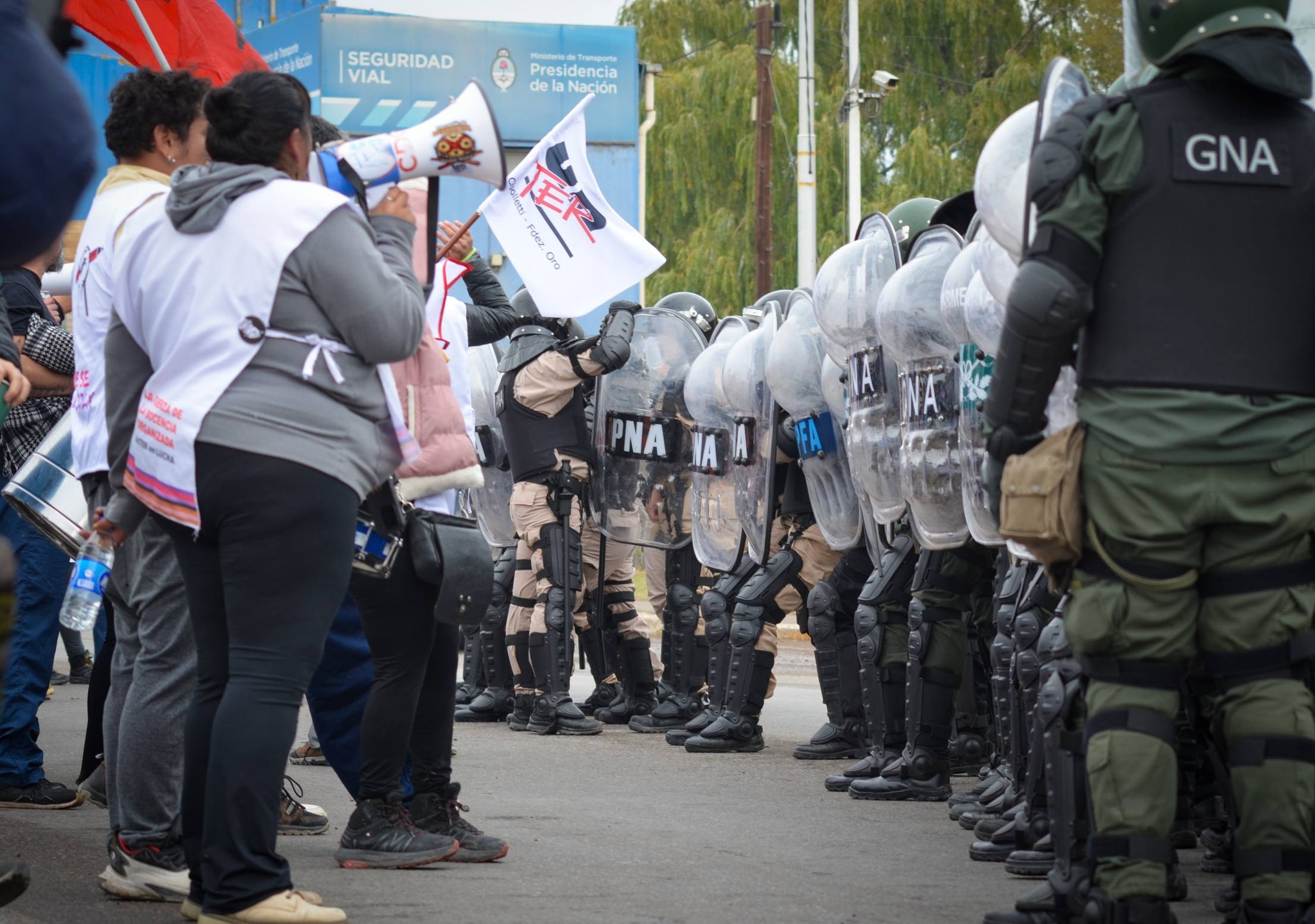 UNTER PROTESTÓ EN LOS PUENTES CARRETEROS Y GENDARMERÍA REPRIMIÓ