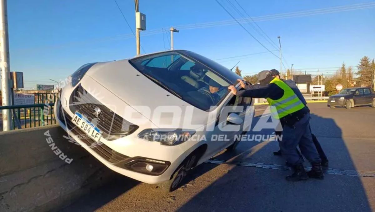 UN AUTO QUEDÓ AL BORDE DE CAER DESDE EL PUENTE DE ALTA BARDA