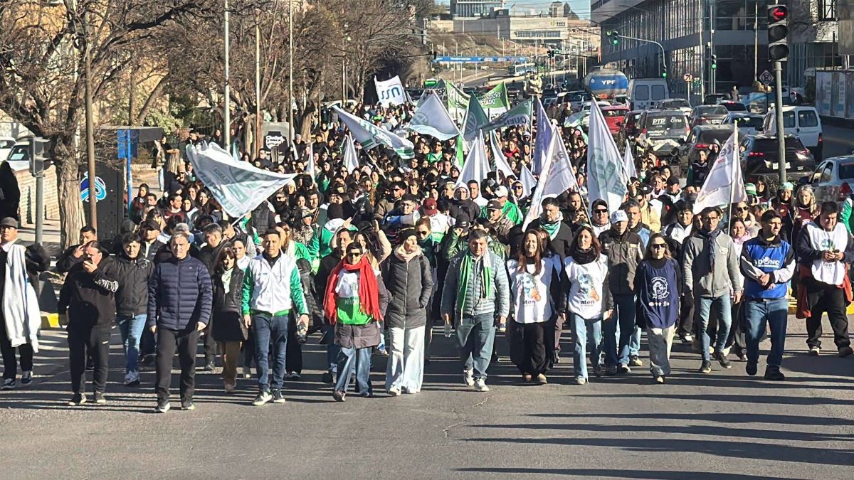 MAS DE 20 MIL ESTATALES SE MOVILIZARON EN CONTRA DEL ACUERDO POR LA EXPLOTACIÓN DE GNL