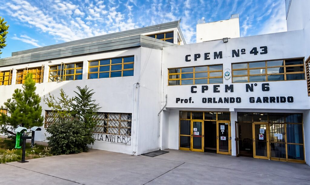 GRAVE EPISODIO EN EL CPEM 6: UN ALUMNO RECIBIÓ UN DISPARO DE ARMA DE FUEGO EN PLENA CLASE