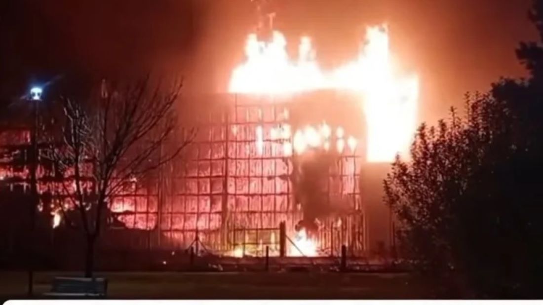 FEROZ INCENDIO DESTRUYE UN DEPÓSITO DE LA ANÓNIMA EN CIPOLLETTI