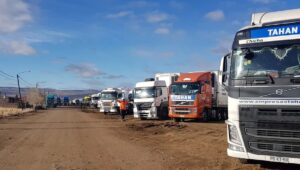 EN LAS LAJAS HABILITAN UN PREDIO PARA 250 CAMIONES ANTE LOS CORTES EN PINO HACHADO