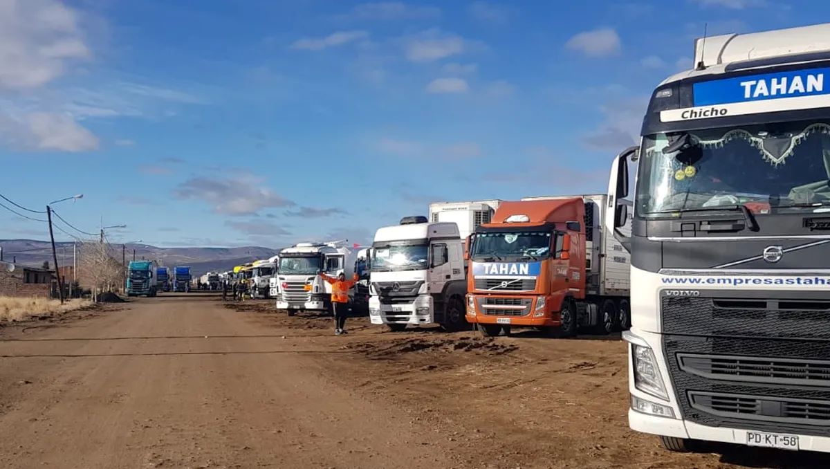 EN LAS LAJAS HABILITAN UN PREDIO PARA 250 CAMIONES ANTE LOS CORTES EN PINO HACHADO
