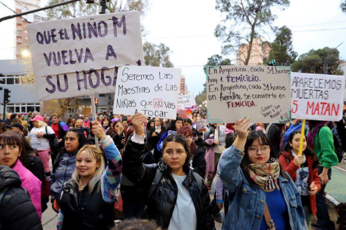 MULTITUDINARIA RECLAMO EN LAS CALLES DE NEUQUÉN Y RÍO NEGRO A ONCE AÑOS DEL PRIMER NI UNA MENOS