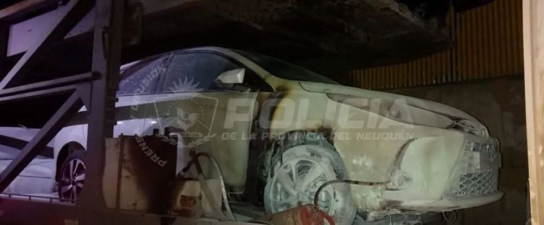 QUEMAN UN CAMIÓN MOSQUITO Y CUATRO VEHÍCULOS CERO KILÓMETRO EN NEUQUÉN