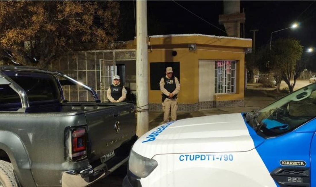 PREFECTURA ALLANÓ DOS INMUEBLES Y RESCATÓ A OCHO VÍCTIMAS