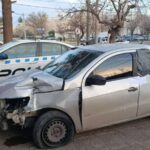 UN AUTO CHOCÓ CONTRA UN COMERCIO EN NEUQUÉN Y EL CONDUCTOR ESCAPÓ