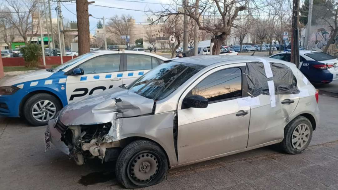 UN AUTO CHOCÓ CONTRA UN COMERCIO EN NEUQUÉN Y EL CONDUCTOR ESCAPÓ