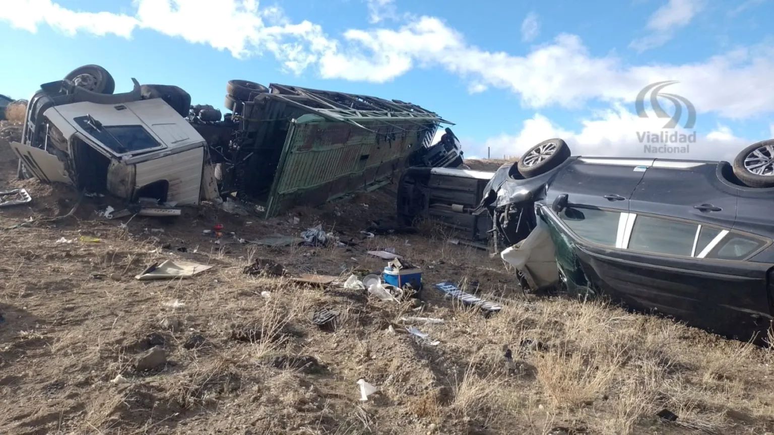 UN CAMIÓN MOSQUITO VOLCÓ EN LA RUTA NACIONAL 237