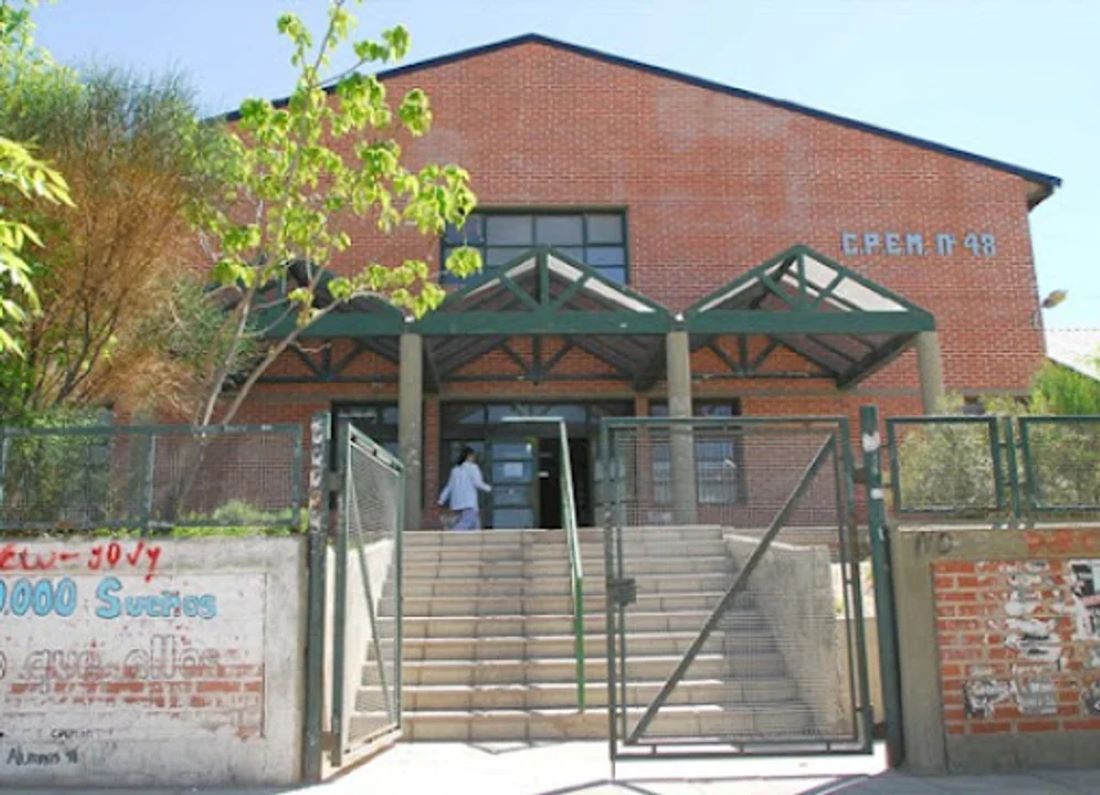 VIOLENCIA Y RECLAMOS EN EL CPEM 48