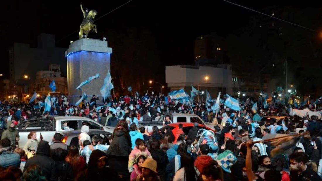 MUNDIAL 2026: AMPLIO DESPLIEGUE POLICIAL Y CORTES DE TRÁNSITO EN EL CENTRO NEUQUINO