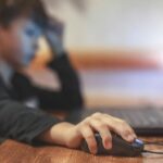 PANTALLAS EN LA ESCUELA: APROBARON RESTRICCIONES PROGRESIVAS PARA LAS AULAS RIONEGRINAS