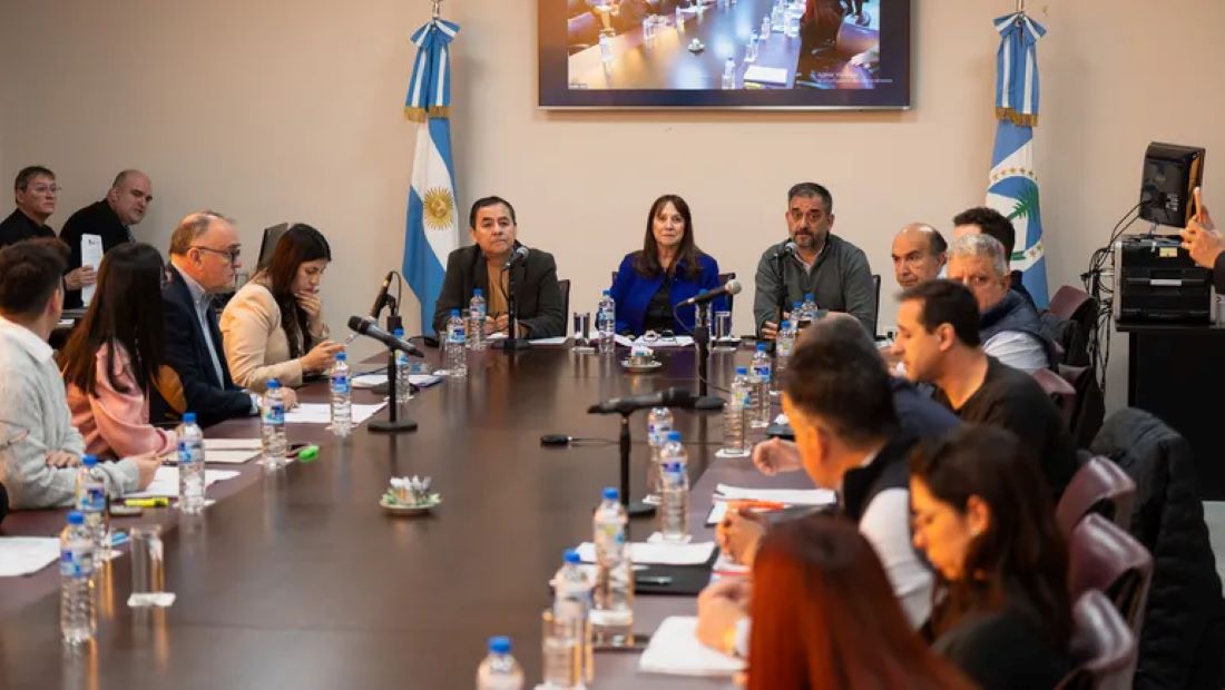 POLÉMICA POR EL ACUERDO CON YPF: GREMIOS MARCHAN A LA LEGISLATURA NEUQUINA EN BUSCA DE RESPUESTAS