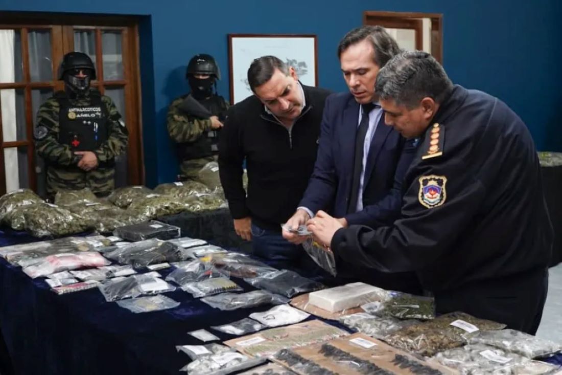 INCAUTAN ARMAMENTO PESADO Y MÁS DE 11 KILOS DE DROGA EN EL CORAZÓN DE VACA MUERTA