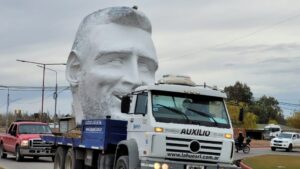 CUTRAL CO EMPIEZA A DAR FORMA AL MONUMENTO DE LIONEL MESSI