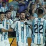 EN EL RETORNO DE MESSI, LA SCALONETA CERRÓ SU GIRA CON UNA GOLEADA