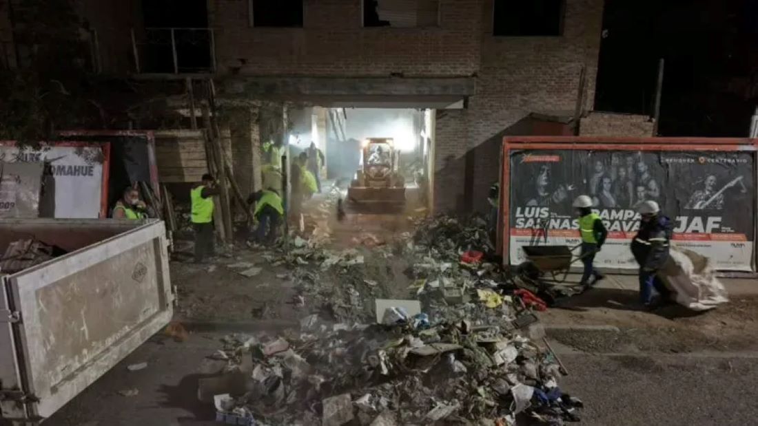 LIMPIEZA EN UN EDIFICIO ABANDONADO DE NEUQUÉN REVELAN UN AGUANTADERO