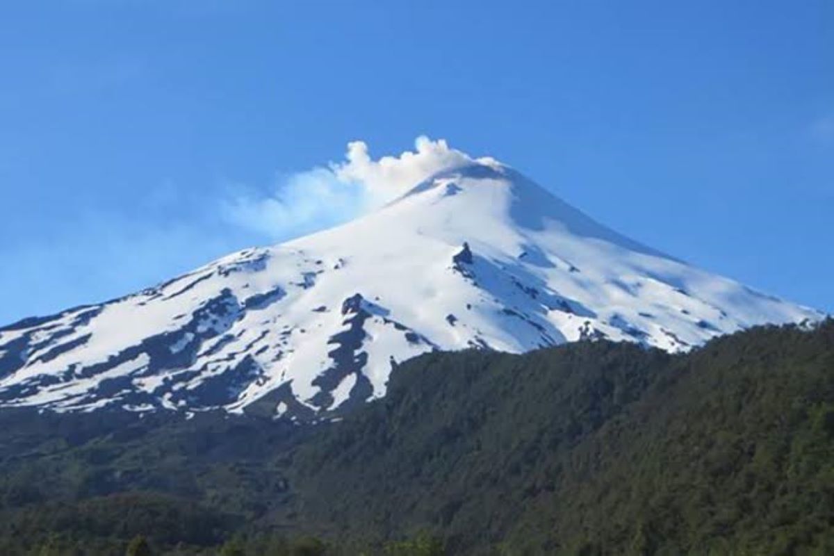 VOLCÁN VILLARRICA BAJO VIGILANCIA: REPORTAN EXPLOSIONES DE BAJA ENERGÍA EN EL CRÁTER