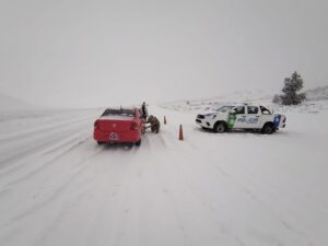 POLICÍA DE RÍO NEGRO DESPLEGÓ UN AMPLIO OPERATIVO ANTE LAS INTENSAS NEVADAS EN LA CORDILLERA