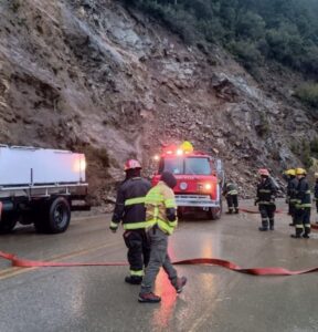 CORTE TOTAL EN LA RUTA 40 POR UN GRAVE DESLIZAMIENTO DE ROCAS Y BARRO