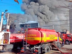 PELIGRO DE DERRUMBE EN NEUQUÉN: CLAUSURAN EL DEPÓSITO DE SAKURA TRAS EL FEROZ INCENDIO