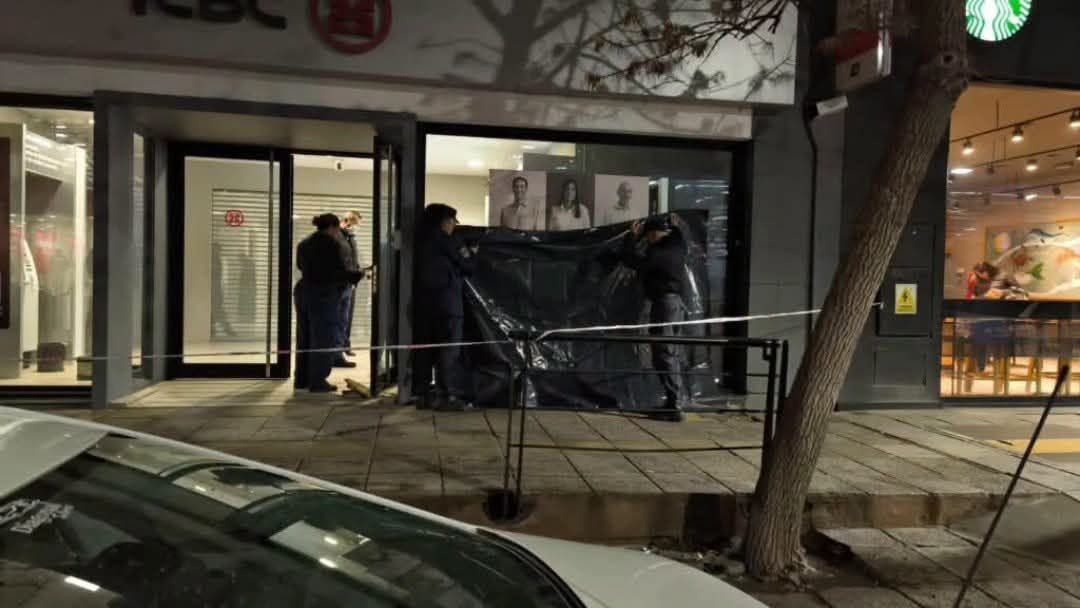 MUERTE EN EL CAJERO: LA SECRETARÍA DE EMERGENCIAS CONFIRMÓ QUE EL HOMBRE HABÍA RECIBIDO ASISTENCIA