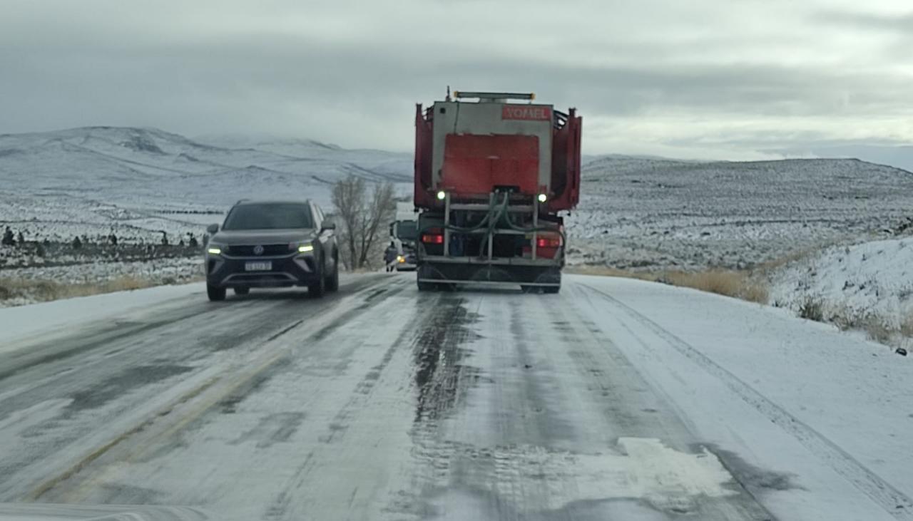 ALERTA EN NEUQUÉN: OLA POLAR PERFORA LOS 8 GRADOS BAJO CERO Y CIERRAN RUTAS CLAVE POR HIELO Y NIEVE