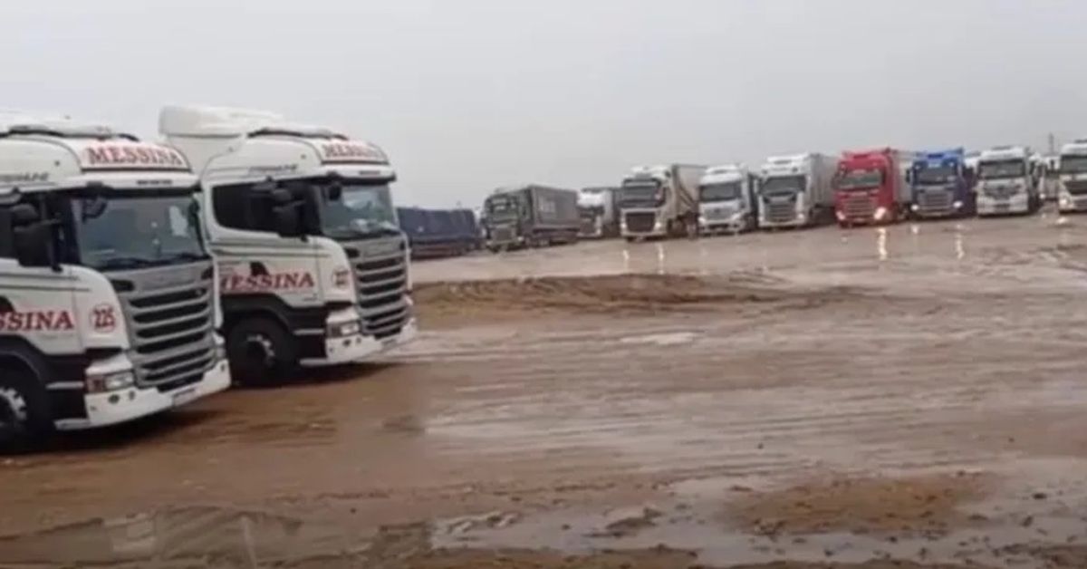 “NOS DEJARON A LA DERIVA”: EL DRAMÁTICO RECLAMO DE LOS CAMIONEROS VARADOS EN ZAPALA