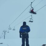 SUSTO EN LA MONTAÑA: RESCATARON A 19 TURISTAS TRAS EL DESCARRILAMIENTO DE UNA TELESILLA EN CAVIAHUE