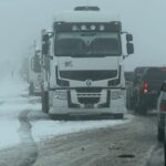 COLAPSO EN LAS RUTAS NEUQUINAS: MÁS DE 1.400 CAMIONES VARADOS POR EL CIERRE DE PINO HACHADO