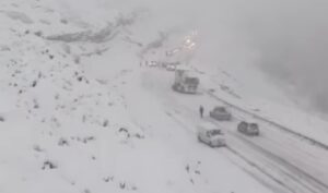 VIALIDAD NACIONAL CERRÓ LAS RUTAS 22 Y 40 POR UN INTENSO TEMPORAL DE NIEVE
