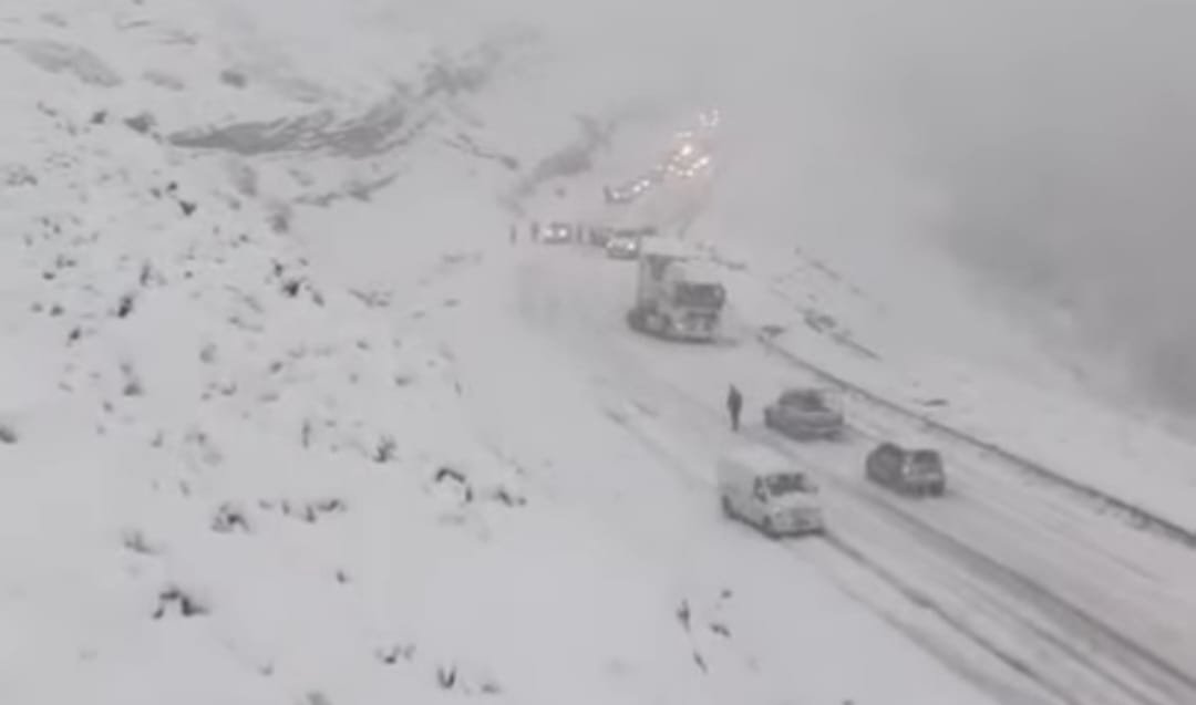 VIALIDAD NACIONAL CERRÓ LAS RUTAS 22 Y 40 POR UN INTENSO TEMPORAL DE NIEVE
