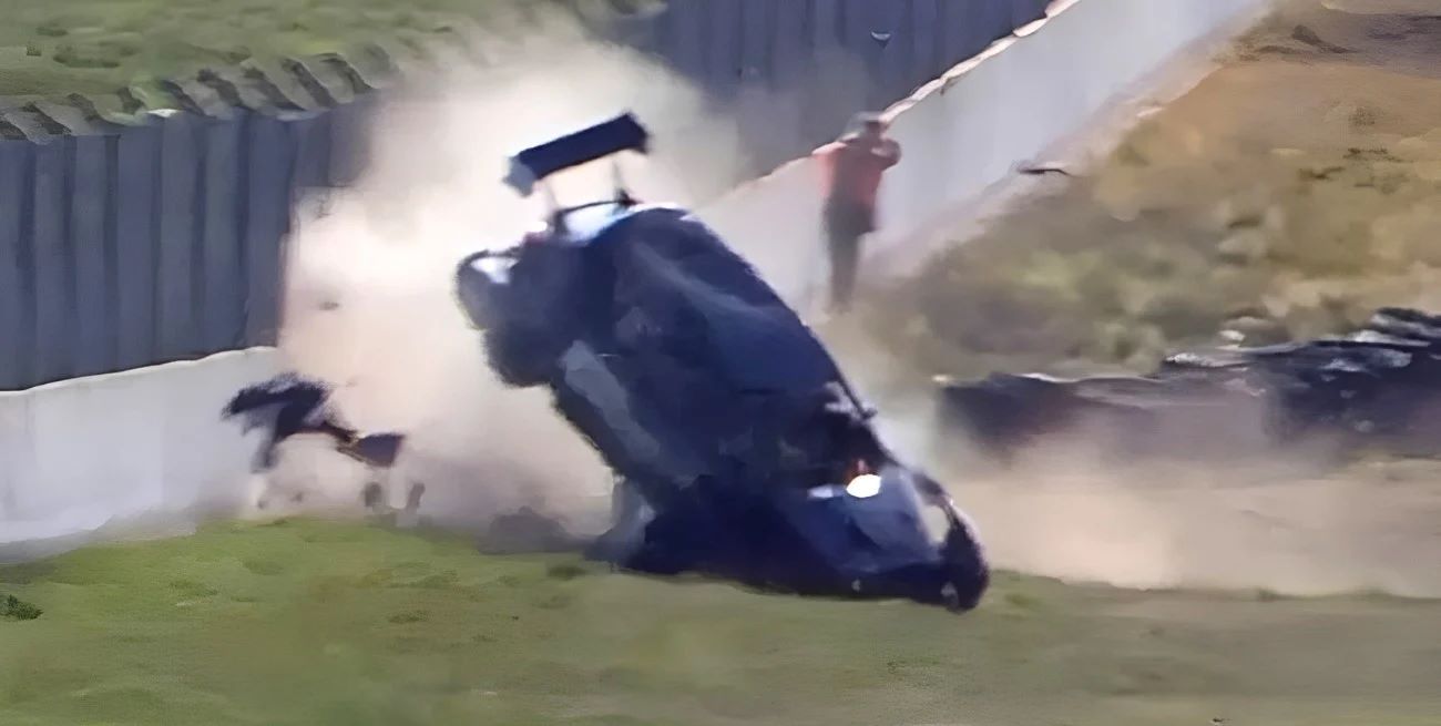 VIOLENTO ACCIDENTE EN EL TC2000: UN AUTO IMPACTÓ CONTRA EL PAREDÓN Y QUEDÓ DESTRUIDO