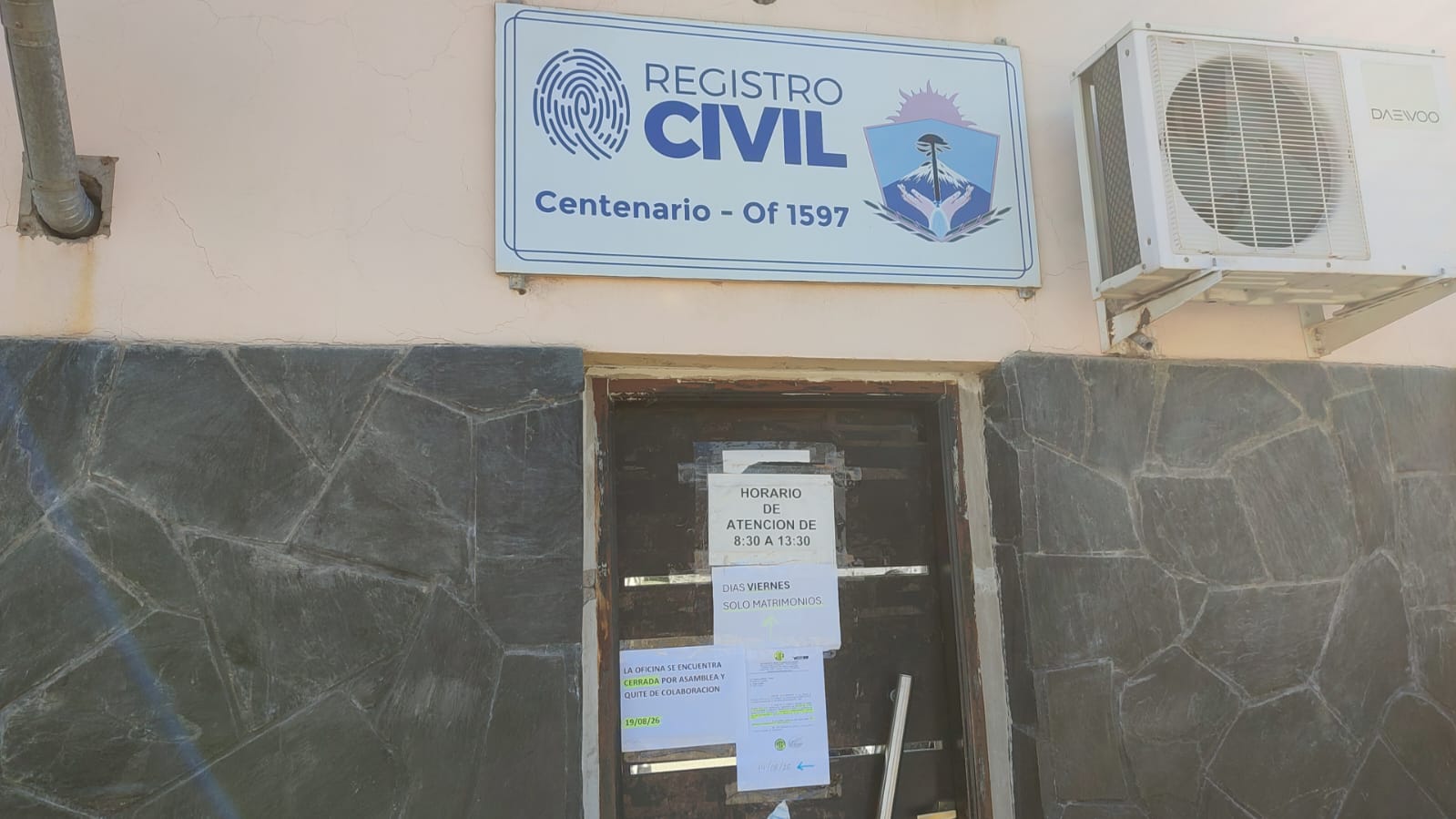 EMPLEADOS DEL REGISTRO CIVIL DE CENTENARIO PROTESTAN ANTE EL ABANDONO DEL EDIFICIO Y LA FALTA DE INSUMOS