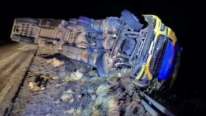 VUELCO DE UN CAMIÓN EN LA RUTA 242 COMPLICÓ EL TRÁNSITO HACIA EL PASO PINO HACHADO